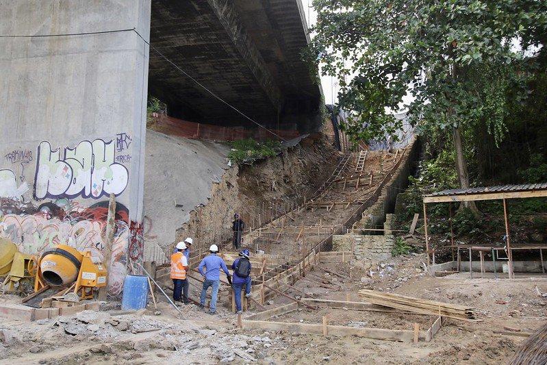 Prefeitura inicia concretagem em obra para conter erosão ao lado do viaduto Josué Cláudio de Souza