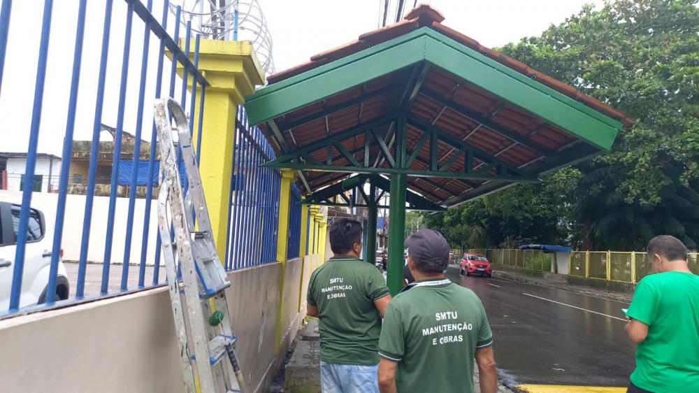 Paradas de ônibus são revitalizadas na zona Leste pela Prefeitura de Manaus