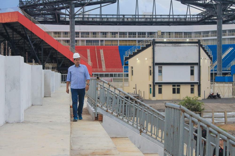 Bi Garcia vistoria obras do anfiteatro e praça Eduardo Ribeiro, em Parintins