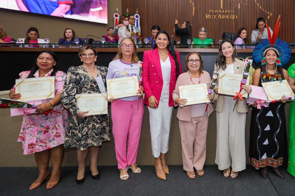 Mayra Dias homenageia mulheres da justiça, dos movimentos populares e indígenas