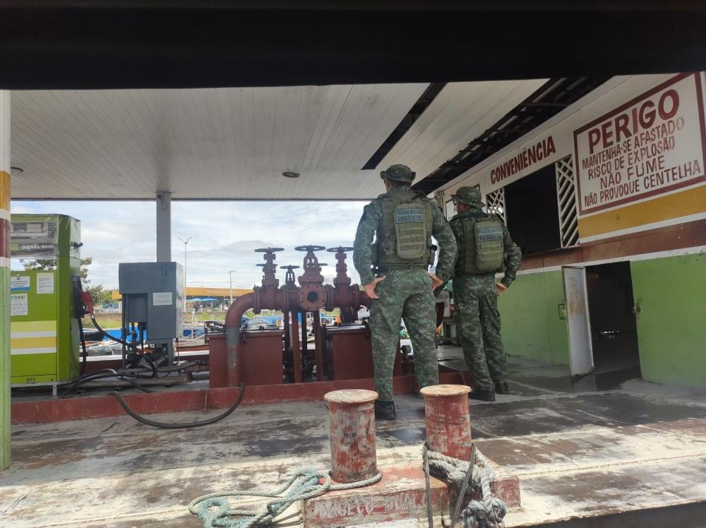 Agentes apreendem ‘Pontão’ por venda irregular de combustível em Parintins