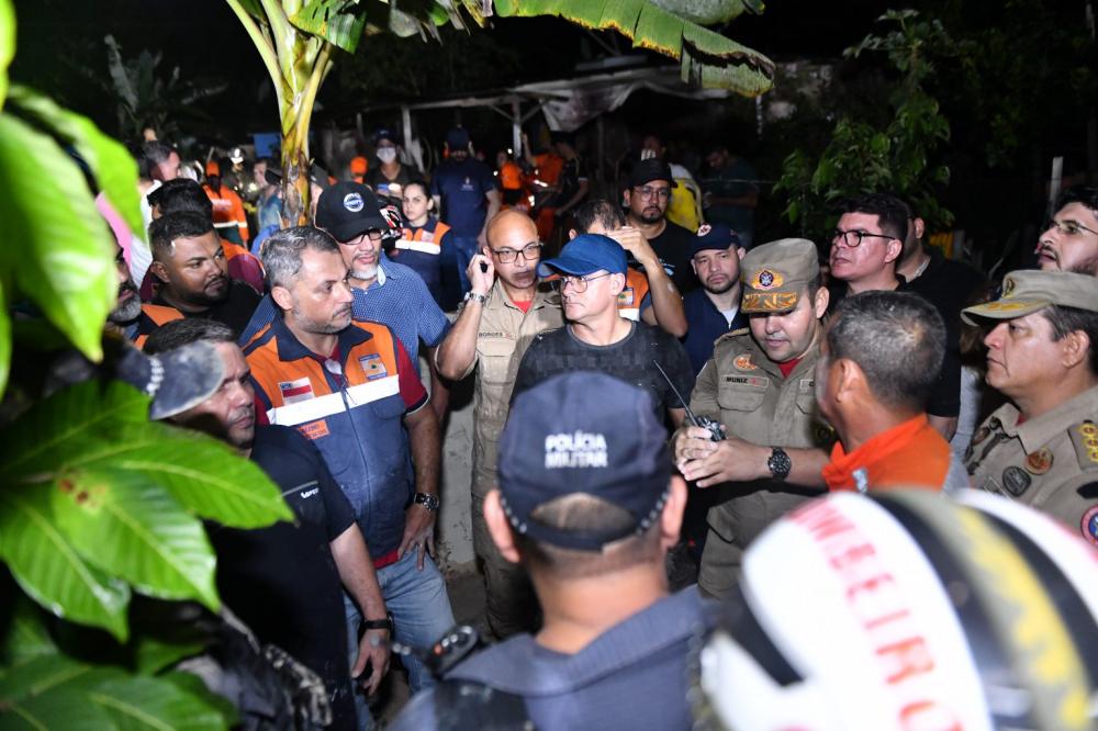 Prefeitura ativa Comitê de Gestão de Crise. Prefeito David Almeida acompanha resgate de vítimas de deslizamento