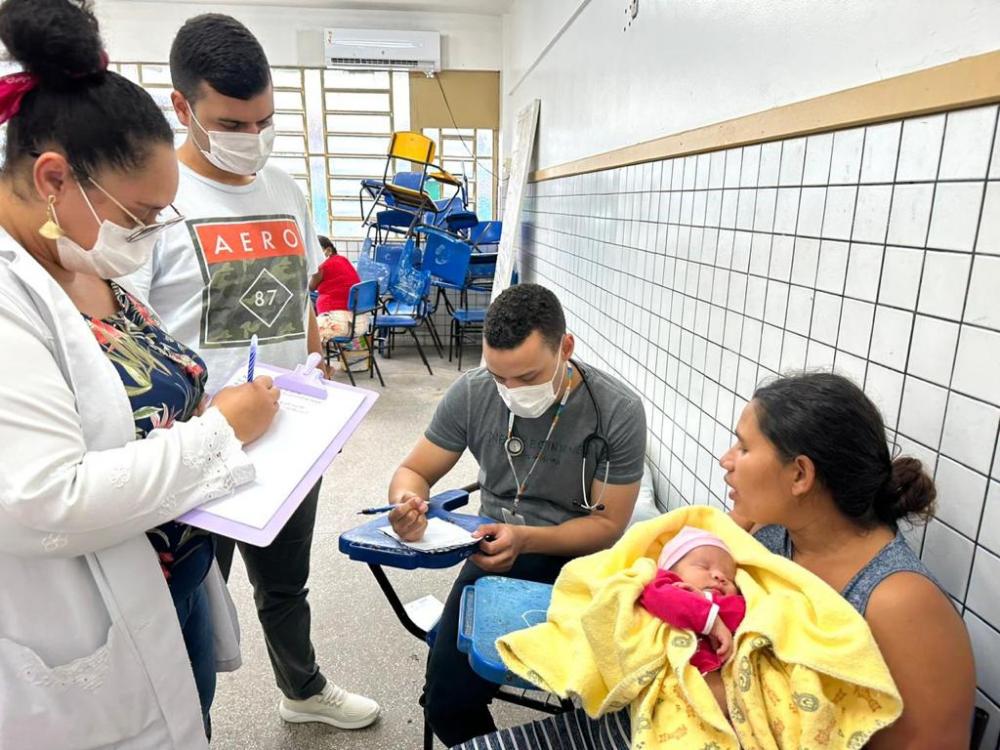 Prefeitura de Manaus monta posto de saúde temporário em escola que abriga vítimas de deslizamento na zona Leste