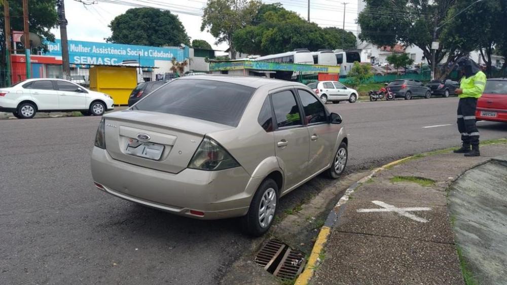 Prefeitura intensifica fiscalização e remoção de veículos estacionados irregularmente na área central de Manaus 