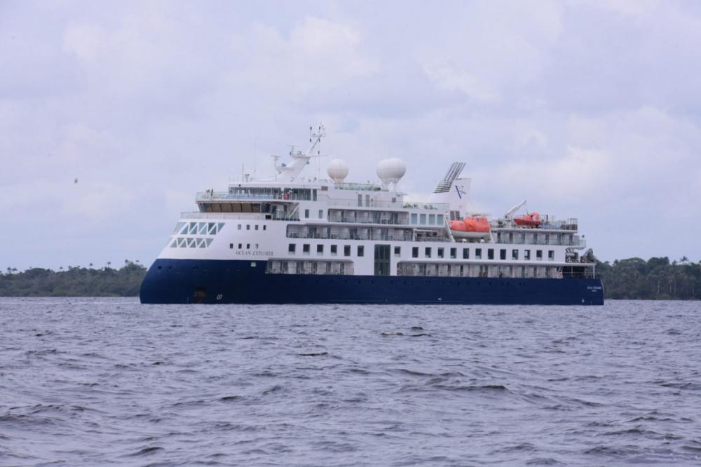 Navio Cruzeiro Ocean Explorer chegou a Manaus com turistas de 15 países diferentes