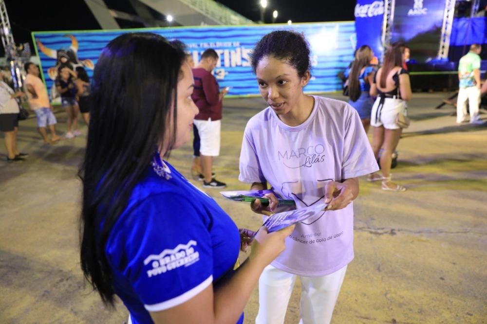 Brincantes recebem orientação sobre a prevenção ao câncer de colo uterino