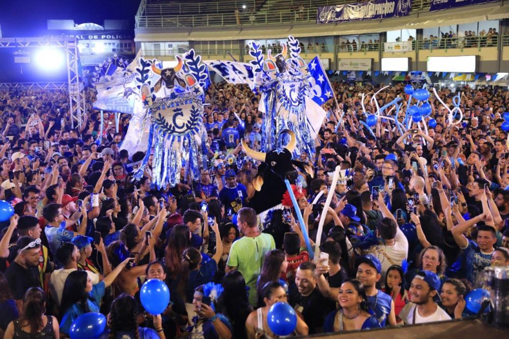 Caprichoso e Garantido lotam o Sambódromo em noite de estreia do ‘Ensaio dos bumbás’