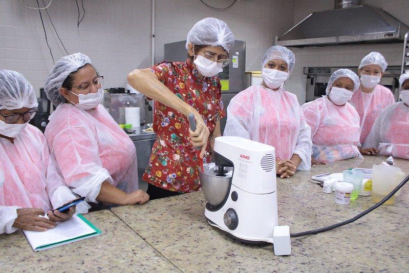 Prefeitura e Senai realizam curso de Confeitaria para mulheres em situação de vulnerabilidade