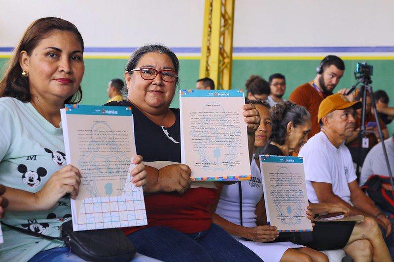 Famílias da zona Leste são beneficiadas com registros de imóveis entregues pela Prefeitura de Manaus