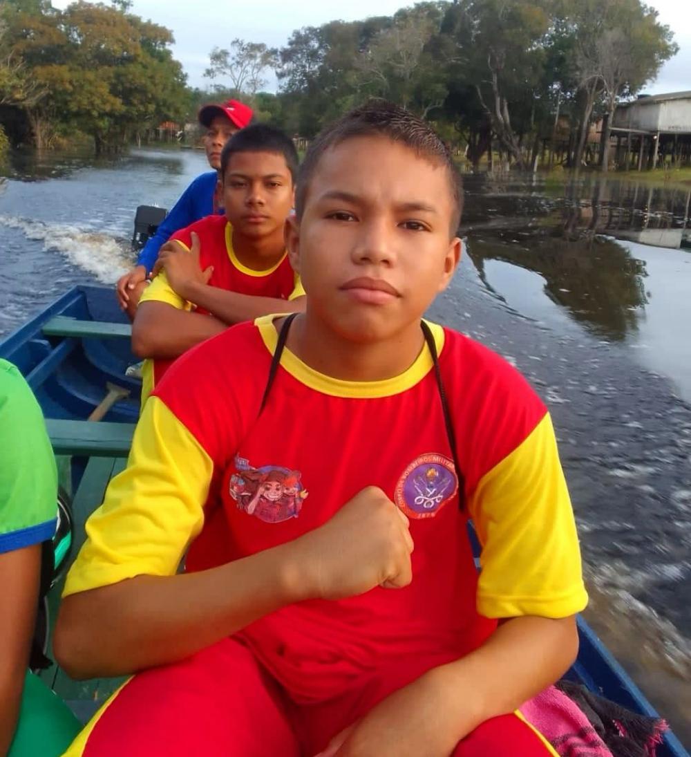 Força de vontade: primos fazem travessia em canoa para participar das aulas do Bombeiro Mirim