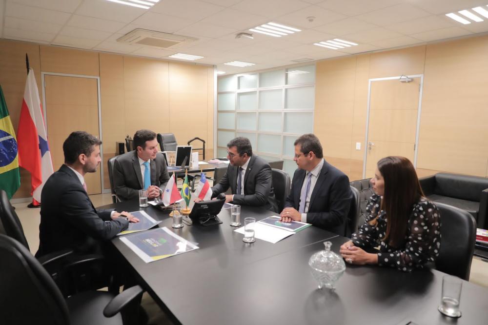 Wilson Lima apresenta ‘Amazonas Meu Lar’ ao ministro das Cidades e para a presidente da Caixa