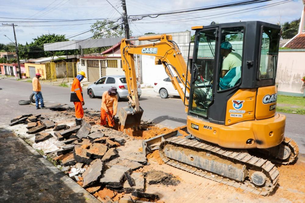 Prefeitura de Manaus realiza obra emergencial em rede de drenagem no bairro Flores