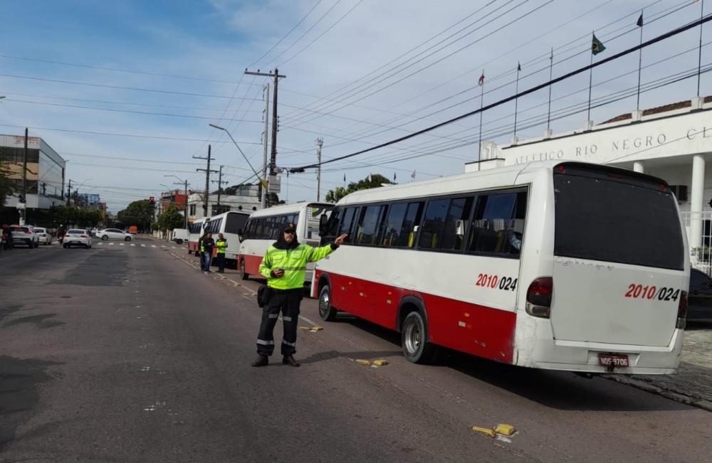 Prefeitura fiscaliza micro-ônibus do transporte executivo no centro de Manaus