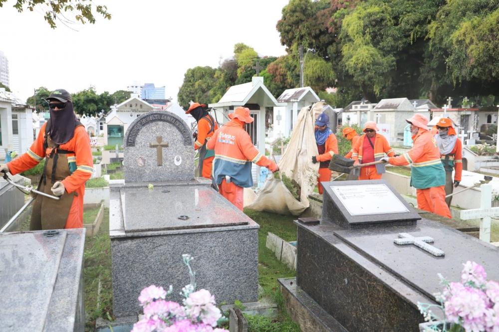 Prefeitura intensifica limpeza nos cemitérios de Manaus para a visitação no Dia das Mães