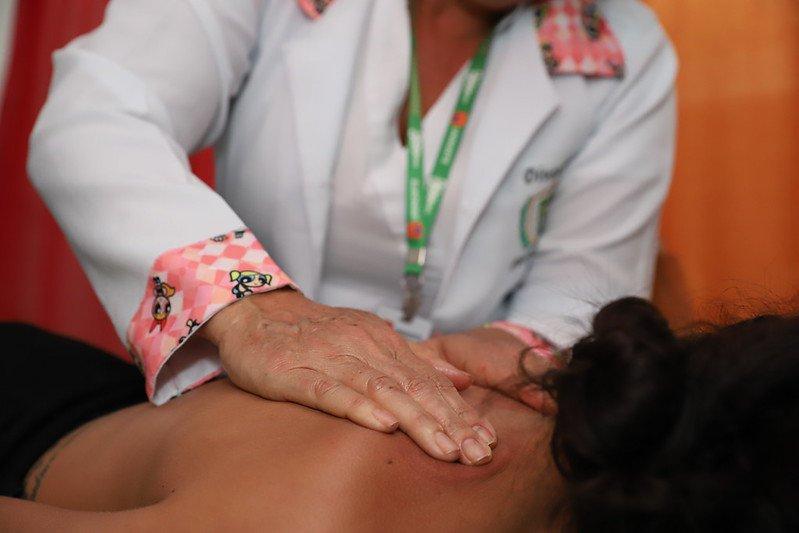 Prefeitura de Manaus oferece atividades relaxantes a mães de alunos com deficiência