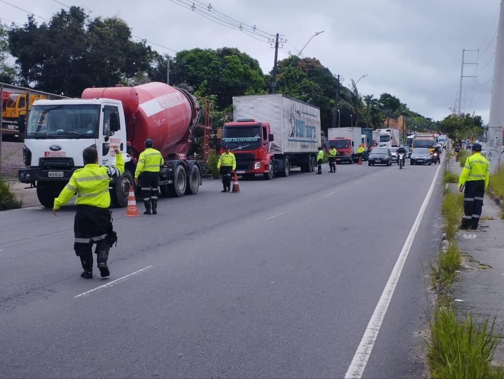 Operação ‘Carga Pesada’ da prefeitura autua 32 motoristas por irregularidades na zona Leste