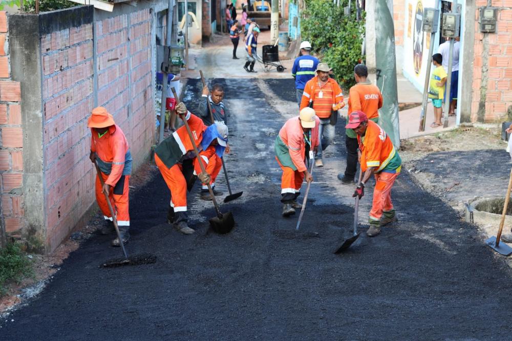 Prefeitura de Manaus implanta infraestrutura em via com solo natural em beco no Cidade de Deus