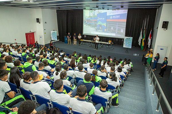 Maio Amarelo: Detran Amazonas promove ação educativa em escola da zona sul de Manaus