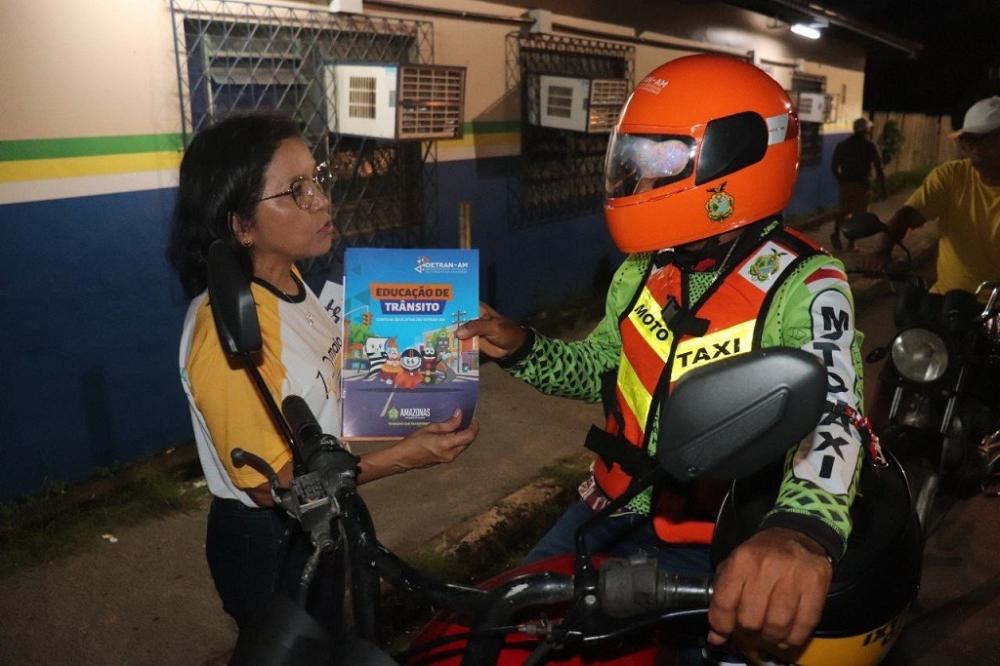 Em Barreirinha e Nhamundá, Detran Amazonas entrega kits de capacete e colete para mototaxista