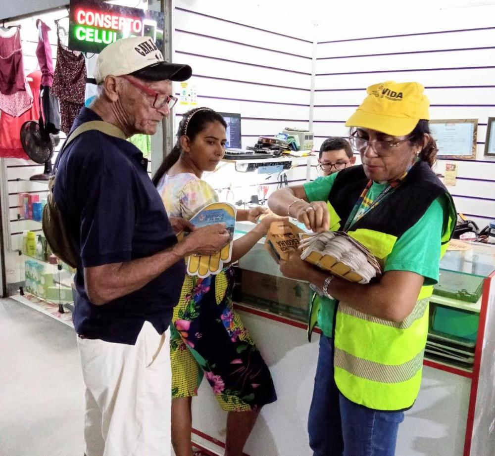 Prefeitura de Manaus leva ação a lojistas e consumidores de shopping popular sobre educação no trânsito