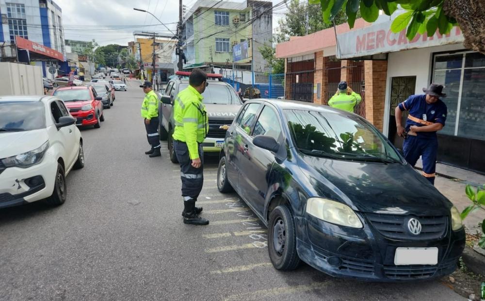 Prefeitura de Manaus notifica 43 veículos por estacionamentos irregulares