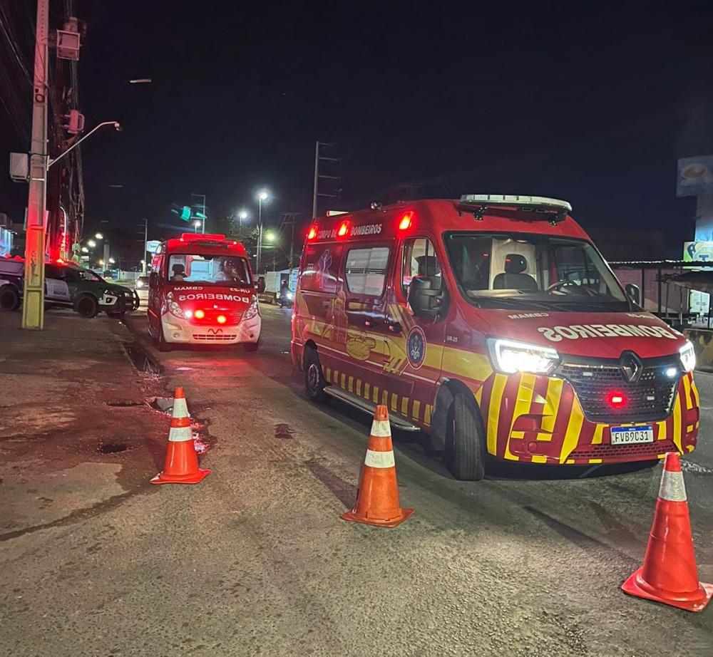 Corpo de Bombeiros combate incêndio em loja de móveis e eletrodomésticos na avenida Torquato Tapajós
