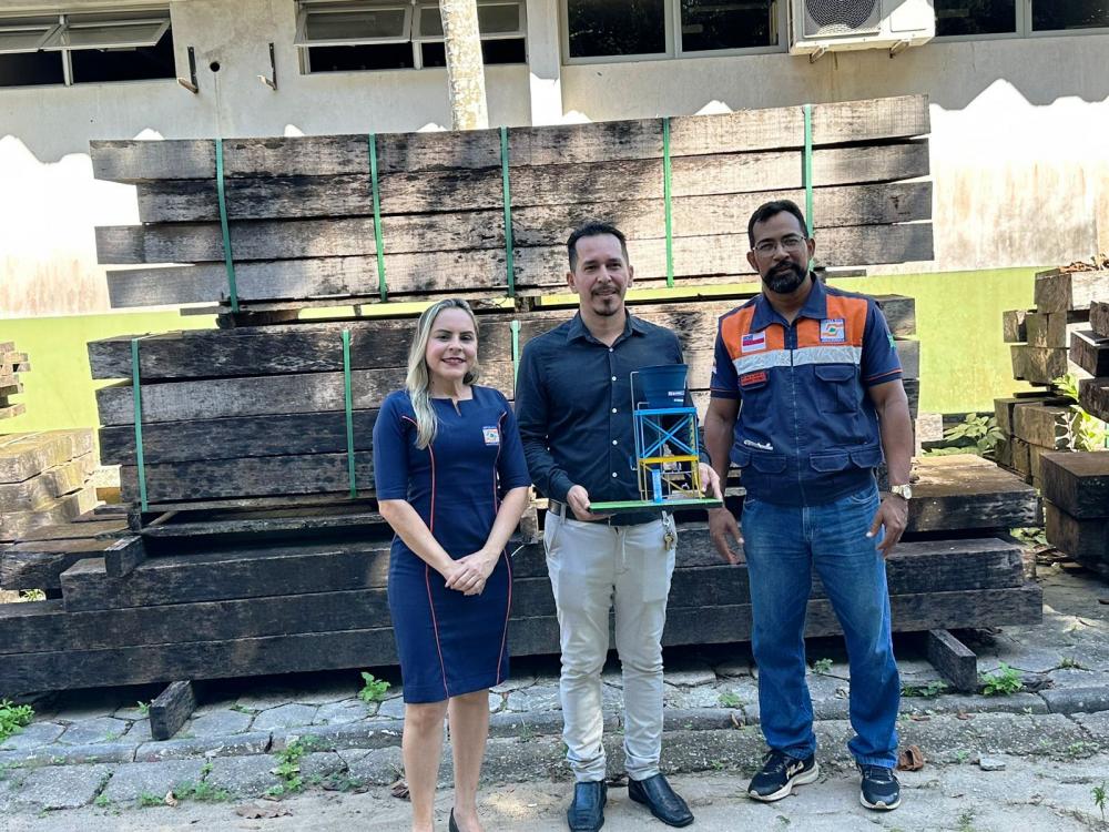 Defesa Civil do Amazonas recebe doação de 100 m³ de madeiras apreendidas pelo Ibama