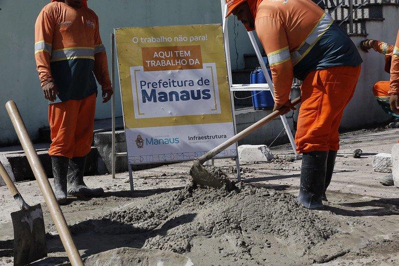Prefeitura de Manaus implanta canaletas para recuperação de pavimento no bairro Cachoeirinha