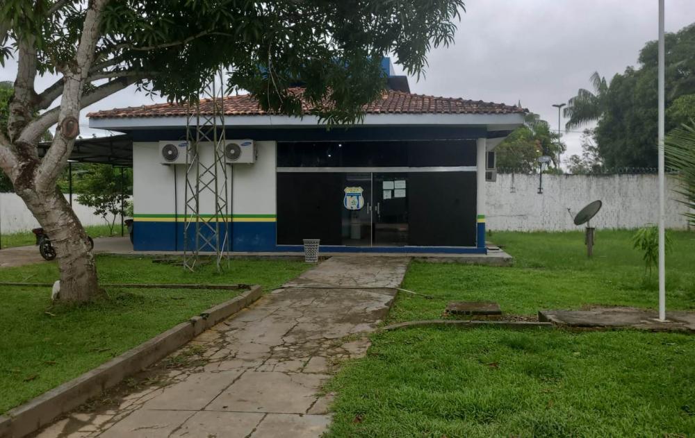 Mãe é presa suspeita de entregar filha a caseiro em troca de dinheiro, em Codajás