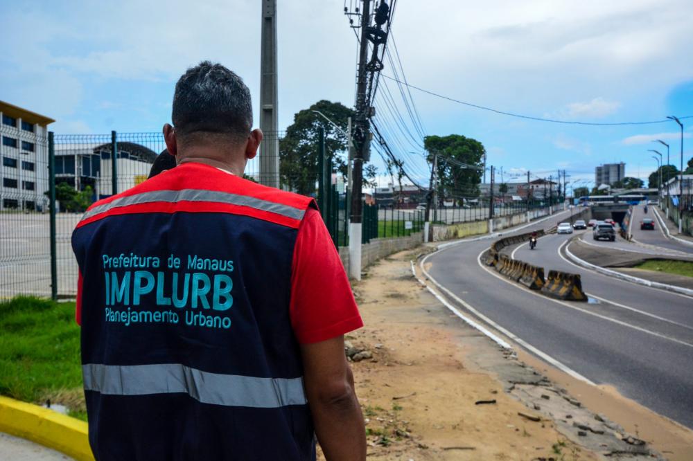 Prefeitura notifica faculdade para recompor calçada depredada durante obras na avenida Jacira Reis