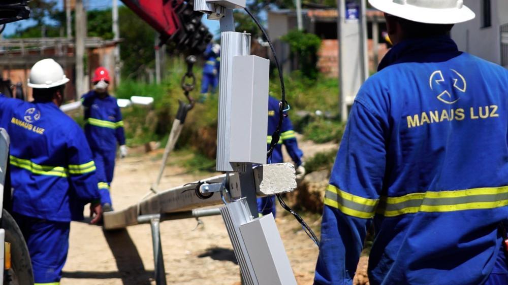 Prefeitura de Manaus inicia reestruturação da comunidade Vila Nova e moradores recebem iluminação pública pela primeira vez