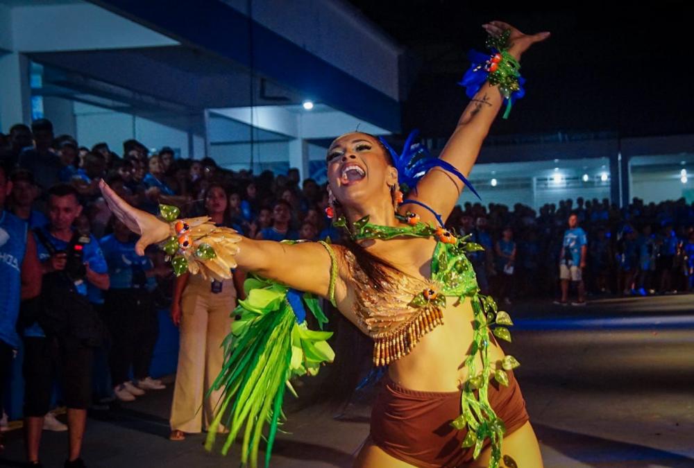 Rainha do Folclore, Cleise Simas, se veste de lembrança e homenageia ex-rainhas do Caprichoso