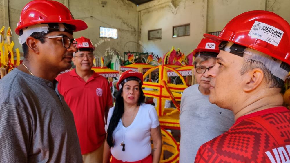 Secretário de Cultura visita galpões do Garantido nos preparativos para disputa no Bumbódromo