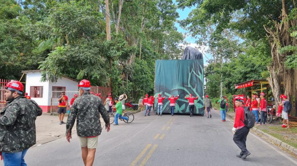 Alegorias do Garantido começam a ser levadas para o bumbódromo em clima de emoção