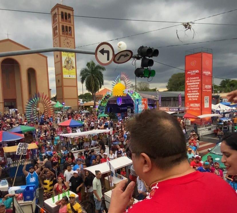 Trio Panavueiro arrasta público pelas ruas de Parintins ao som de David Assayag