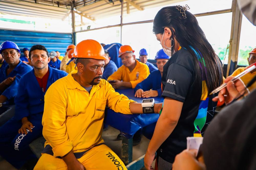 Prefeitura de Manaus leva atendimentos em saúde para canteiro de obras na zona Oeste