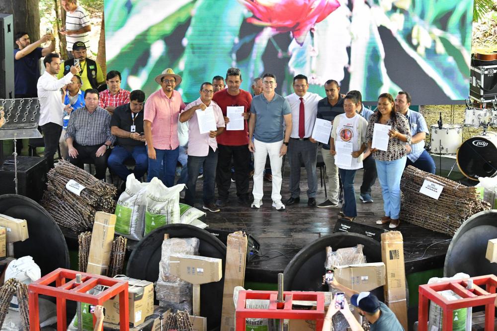 Prefeito destaca apoio aos produtores rurais durante entrega de mais de 100 mil mudas de maniva de mandioca