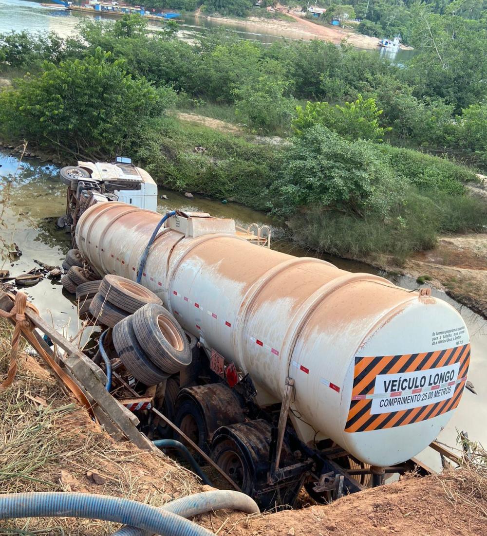 Ipaam atende ocorrência de tombamento de carreta que transportava combustível na Transamazônica