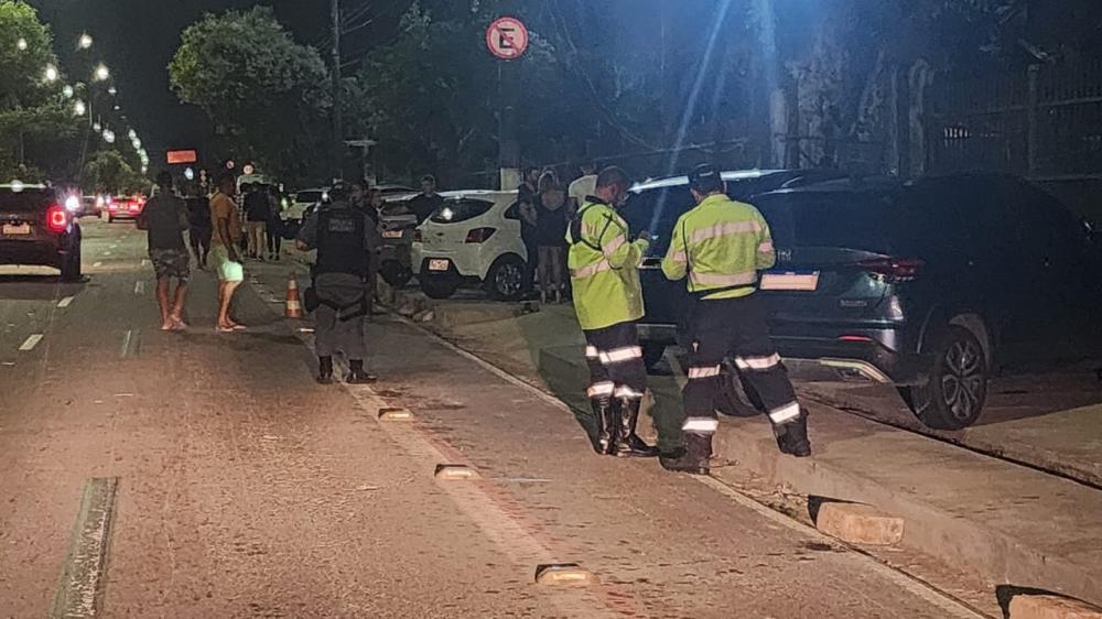 Operação de trânsito autua mais de 40 veículos por estacionamento irregular em ciclovia