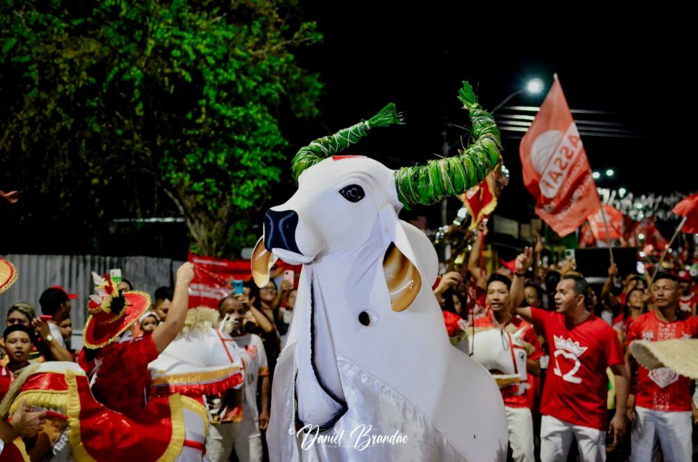 Garantido cumpre tradição, faz matança do boi e mantém a felicidade de velhos torcedores com a simplicidade popular da brincadeira de rua
