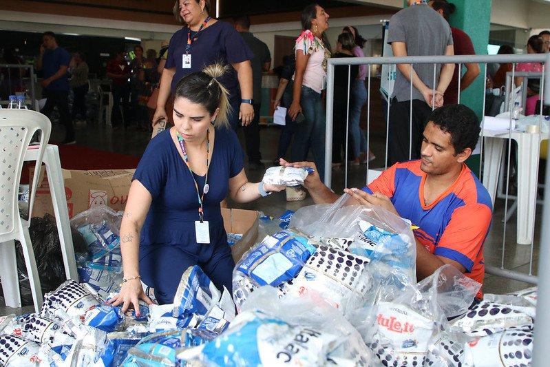 Servidores municipais da Educação arrecadam leite para instituições beneficentes