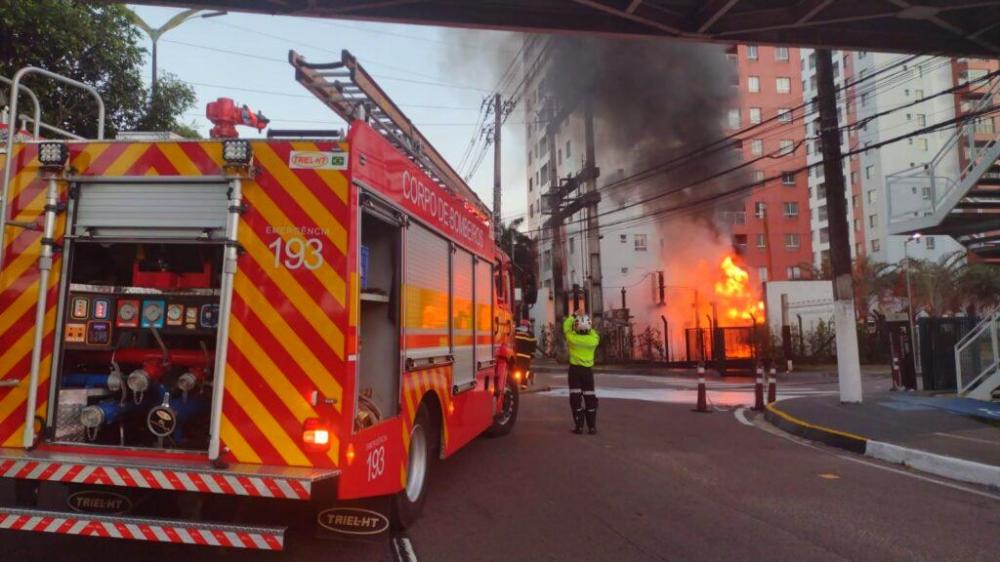 Corpo de Bombeiros combate incêndio em subestação de energia no bairro Ponta Negra