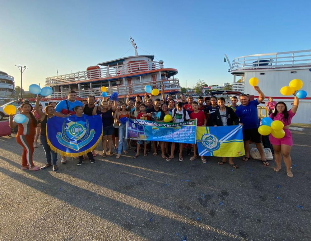 Estudantes-atletas da Escola Charles Garcia são recebidos com festa em Parintins