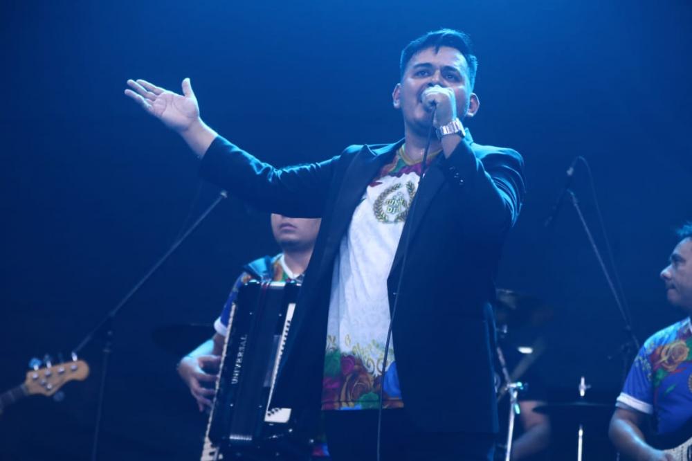 Festival Folclórico do Amazonas fomenta setor musical com grupos se apresentando ao som de música ao vivo