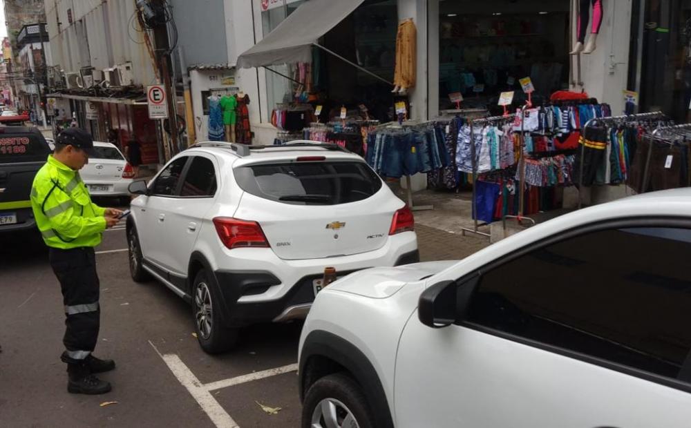 Prefeitura intensifica fiscalização e autua mais de 30 veículos por estacionamento irregular no centro de Manaus