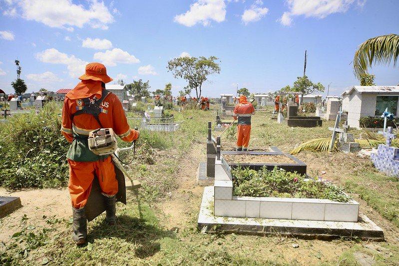 Prefeitura realiza mutirão de limpeza nos cemitérios para visitação no Dia dos Pais