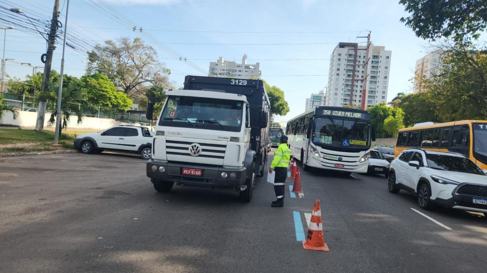 Prefeitura de Manaus autua veículos pesados e reforça importância do cumprimento das regras de trânsito