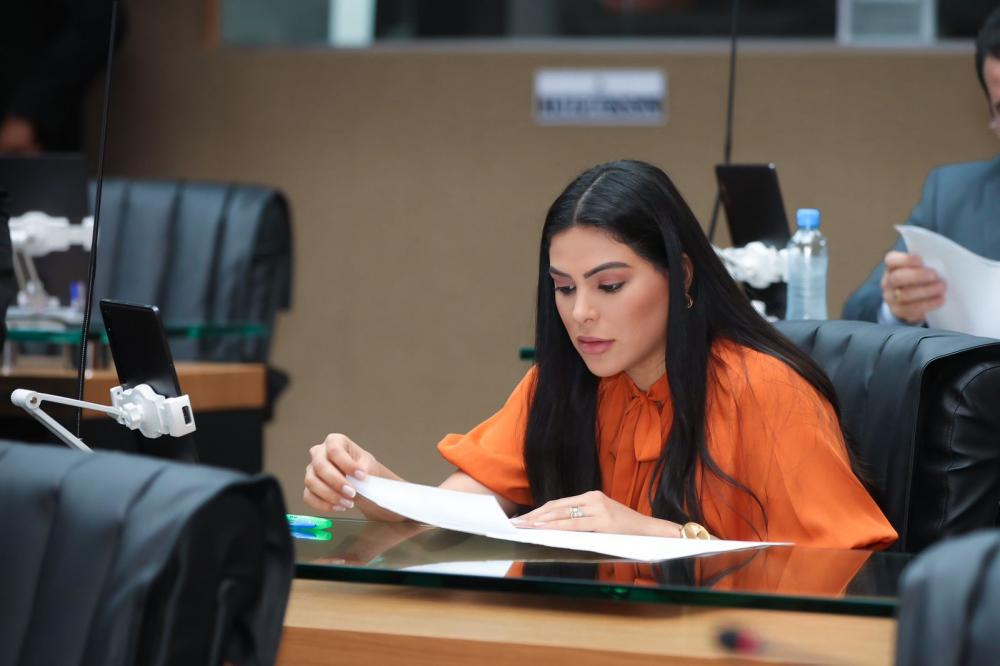 Projetos de Mayra Dias sobre jovens empreendedores e empoderamento de mulheres vítimas de violência viram leis no Amazonas