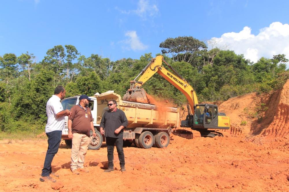 Prefeitura de Parintins acompanha retomada do asfaltamento da estrada da Vila Amazônia