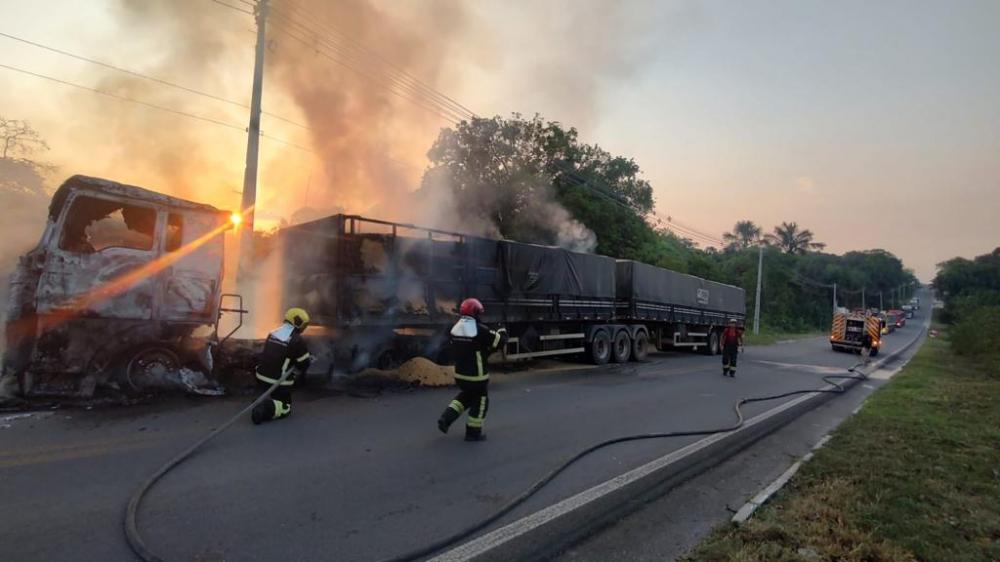Na BR-174, Corpo de Bombeiros combate incêndio em carreta que transportava soja
